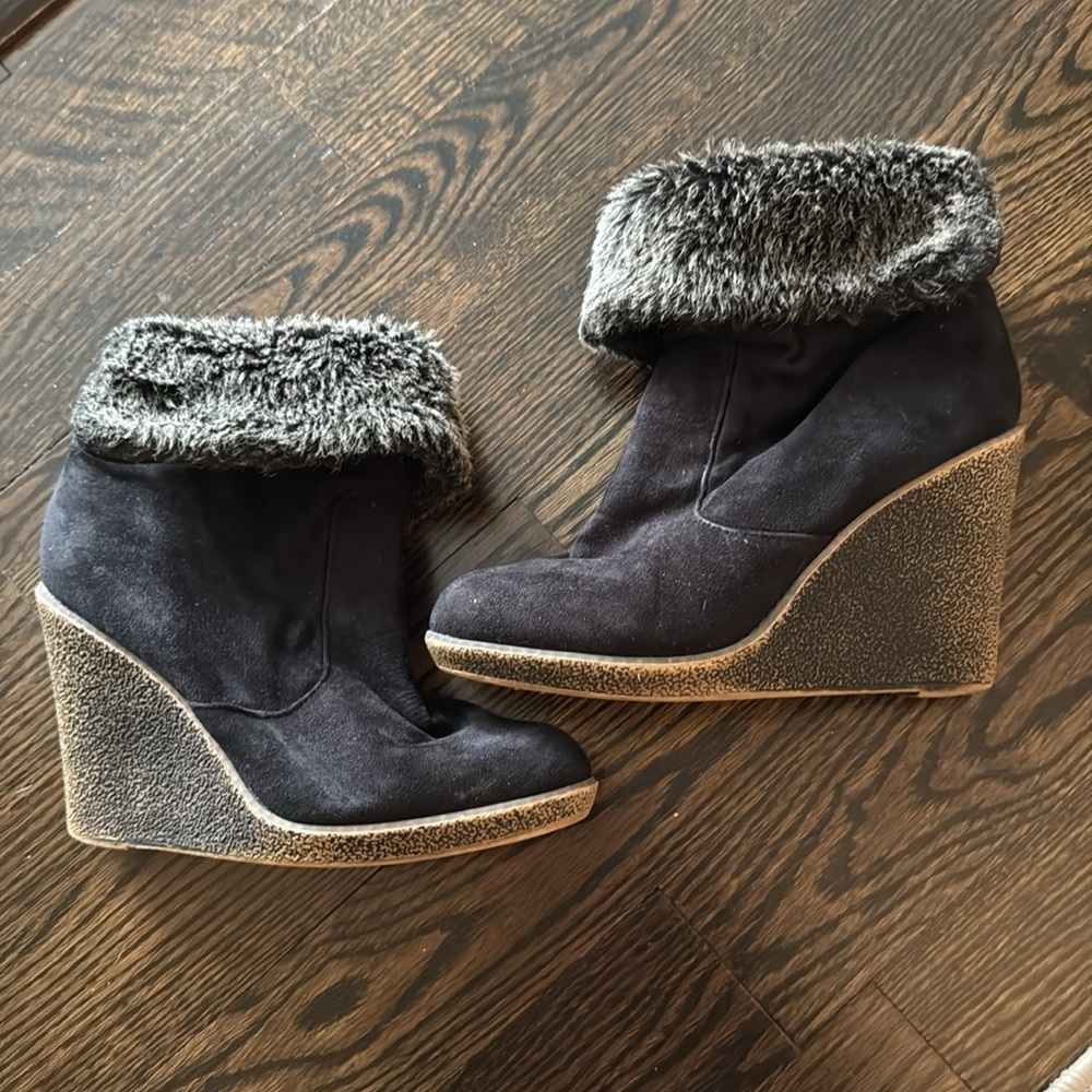 🟣 ZIGI SOHO “GABRIEL” BLACK SUEDE WEDGE BOOT WITH FAUX FUR CUFF SIZE 9 - Picture 2 of 6